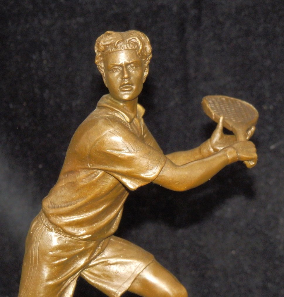 Fraai decoratief beeld van tennisspeler op marmeren voet. - Figur - Bronse, Marmor #1.2