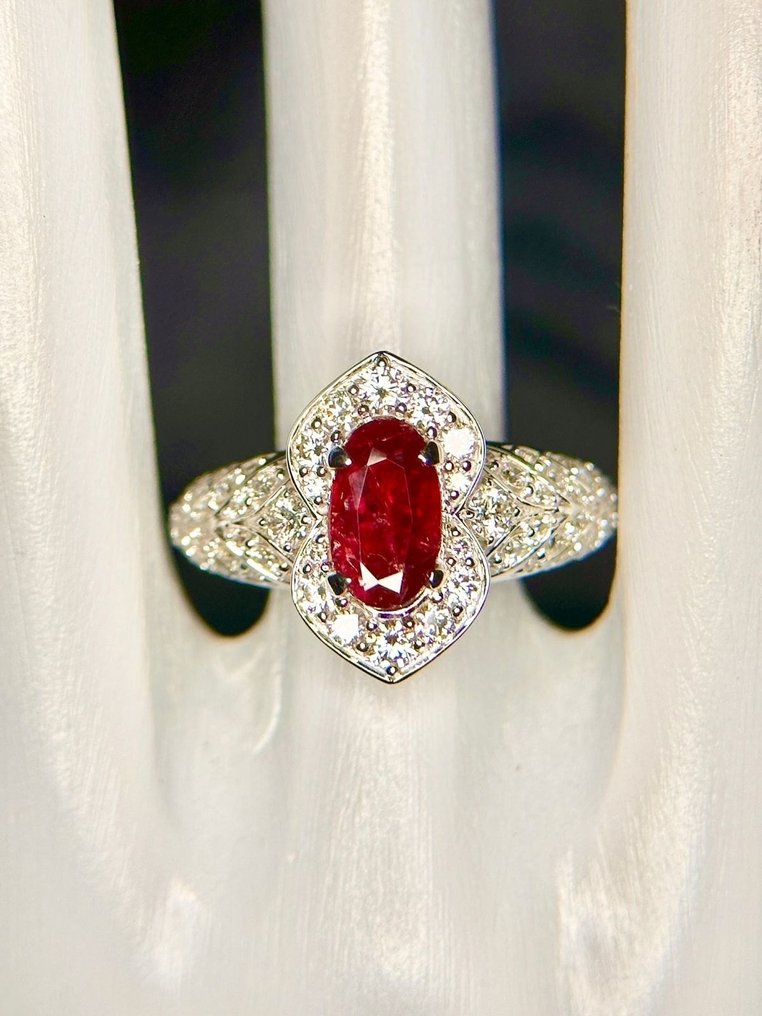 Ring - 14 kt Vittguld -  2.26ct. tw. Rubin - Diamant - Ingen värme Red Ruby ring #1.1