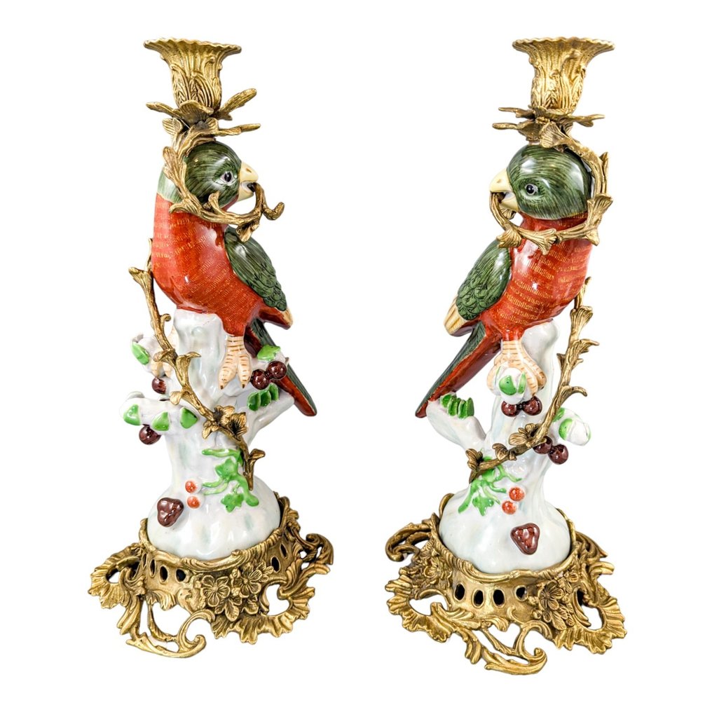 Louis XV style pair of ormolu porcelain figural parrot candlesticks - after Sevres, Wong Lee Manufacture - Candlestick (2) - Gilt bronze #2.1