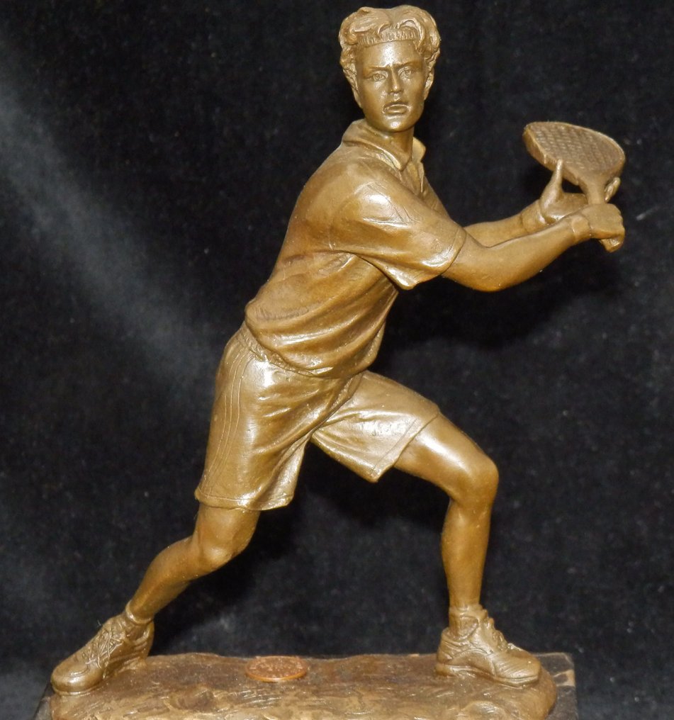 Fraai decoratief beeld van tennisspeler op marmeren voet. - Figur - Bronse, Marmor #1.1