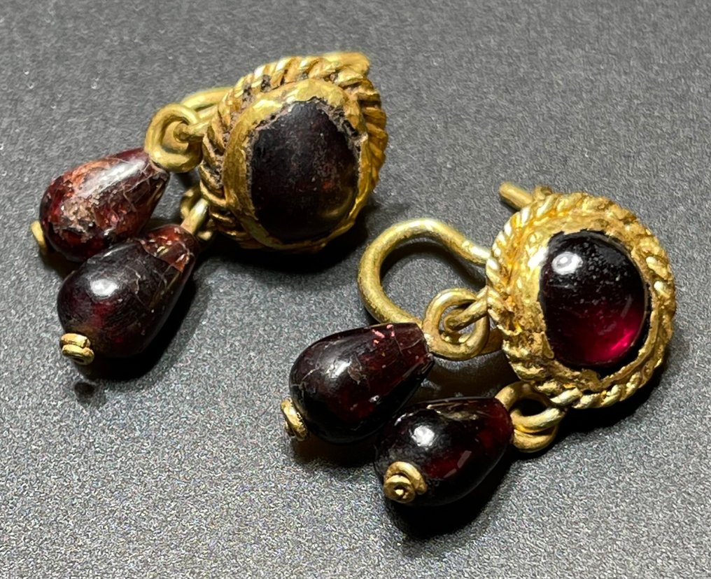 古羅馬 金色 非常優雅的一對耳環，時尚地裝飾著石榴石，上面附有“淚滴” #2.1