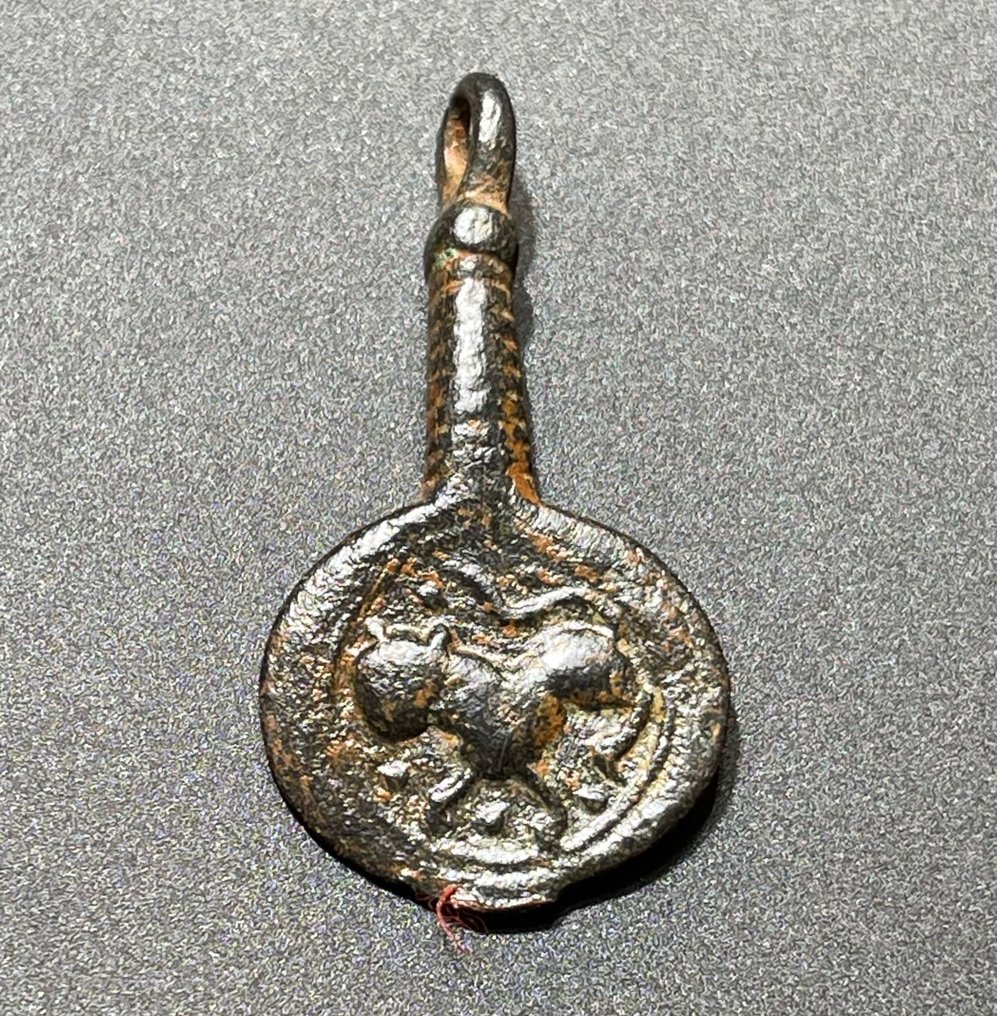 中世纪，十字军时代 黄铜色 非常罕见的护身符，上面有一只优雅地向左行走的皇家狮子的形象。带有奥地利出口 #1.1