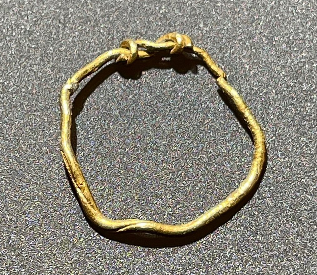 Wikingerzeit Gold Symbolträchtiger und äußerst beliebter „Knot Bezel“-Ring. Mit österreichischer Exportlizenz. #2.1