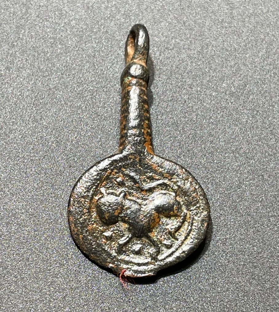 中世纪，十字军时代 黄铜色 非常罕见的护身符，上面有一只优雅地向左行走的皇家狮子的形象。带有奥地利出口 #1.2