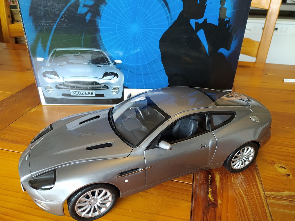 Kyosho 1:12 - 模型車 - Aston Martin V12 Vanquish James Bond 007 40eme anniversaire #1.1