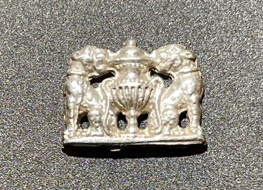 古羅馬 銀 精美風格的動物形鏤空匾額，上面有兩隻對峙的老虎和其間的甕的圖像。 #2.1