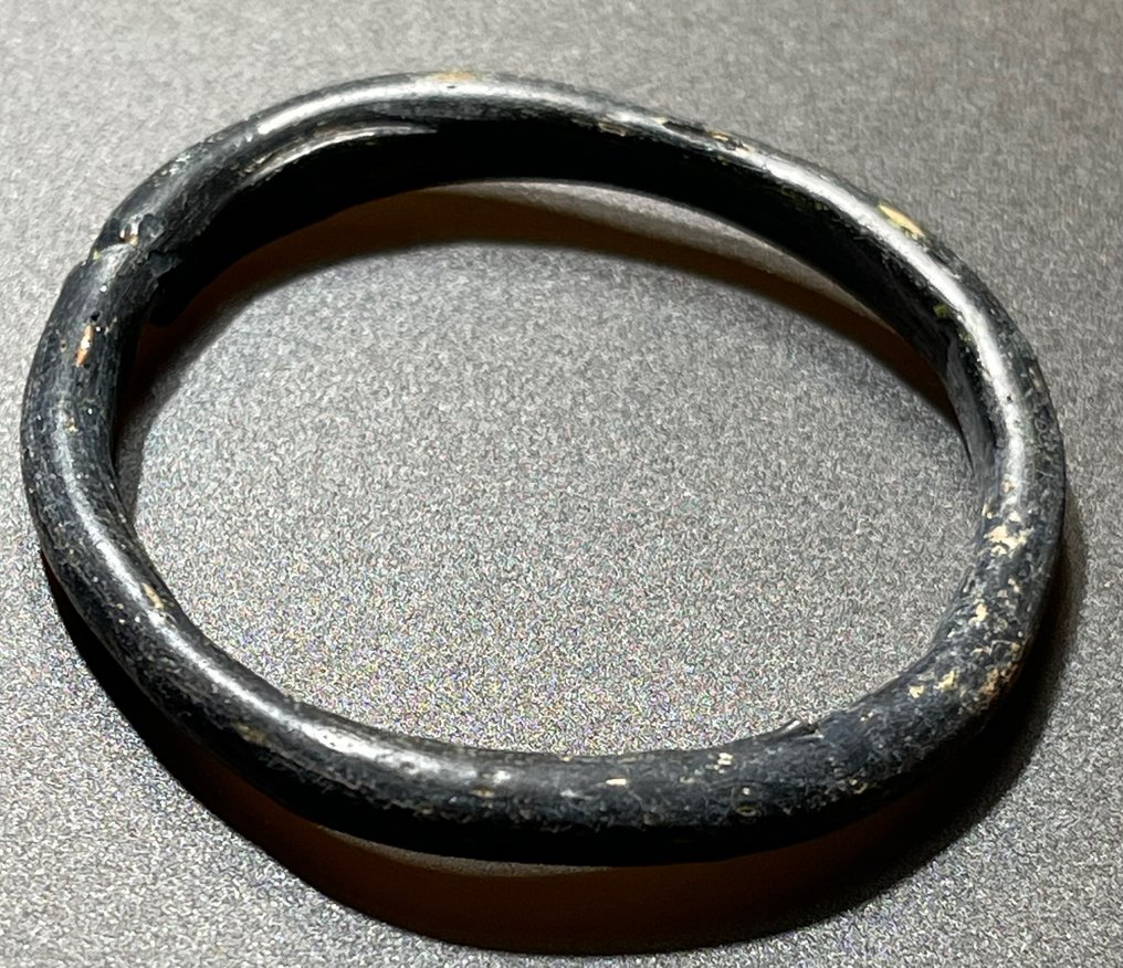 Antigua Roma Vidrio Interesante y encantadora pulsera: anillo para el cabello con un hermoso color azul oscuro. Con una #1.2