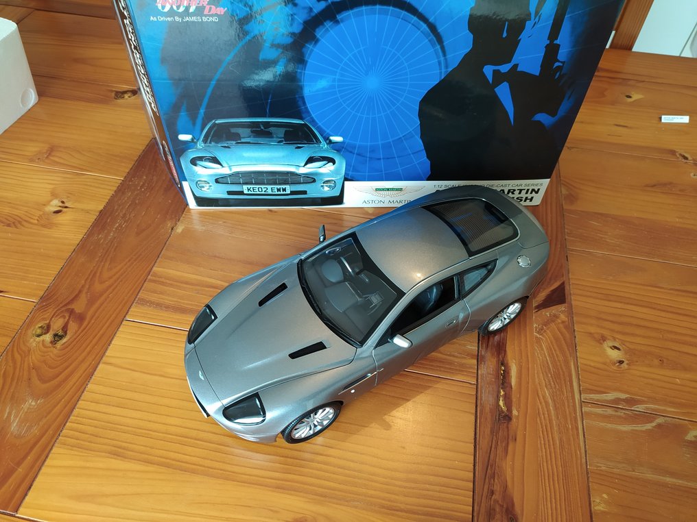 Kyosho 1:12 - 模型車 - Aston Martin V12 Vanquish James Bond 007 40eme anniversaire #3.2