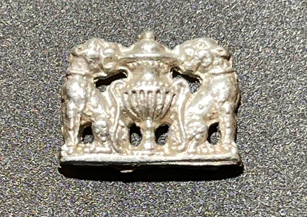 古羅馬 銀 精美風格的動物形鏤空匾額，上面有兩隻對峙的老虎和其間的甕的圖像。 #2.2