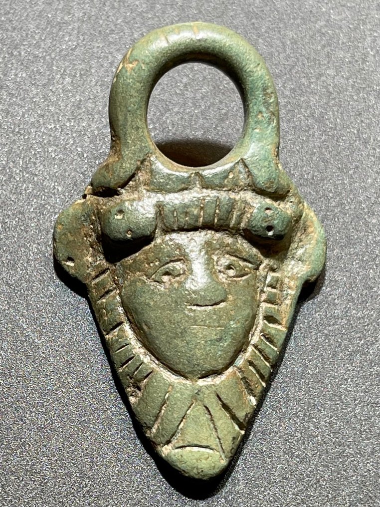 Oud-Romeins Brons Antropomorf handvat/bijlage (draagbaar als hanger) met een tegenoverstaand portret van Medusa. Met #1.2