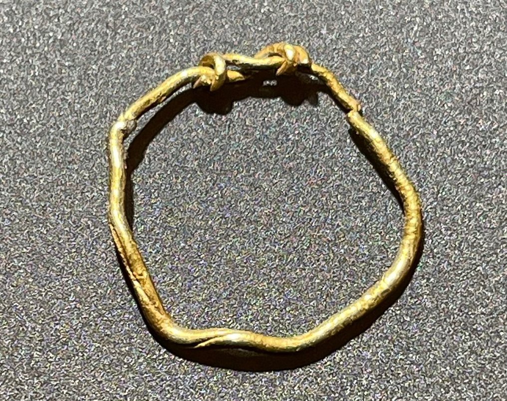 Vikingatiden Guld Emblematisk och mest älskade 'Knot Bezel'-ring. Med en österrikisk exportlicens. #1.1