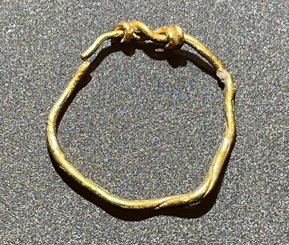 Wikingerzeit Gold Symbolträchtiger und äußerst beliebter „Knot Bezel“-Ring. Mit österreichischer Exportlizenz. #3.1
