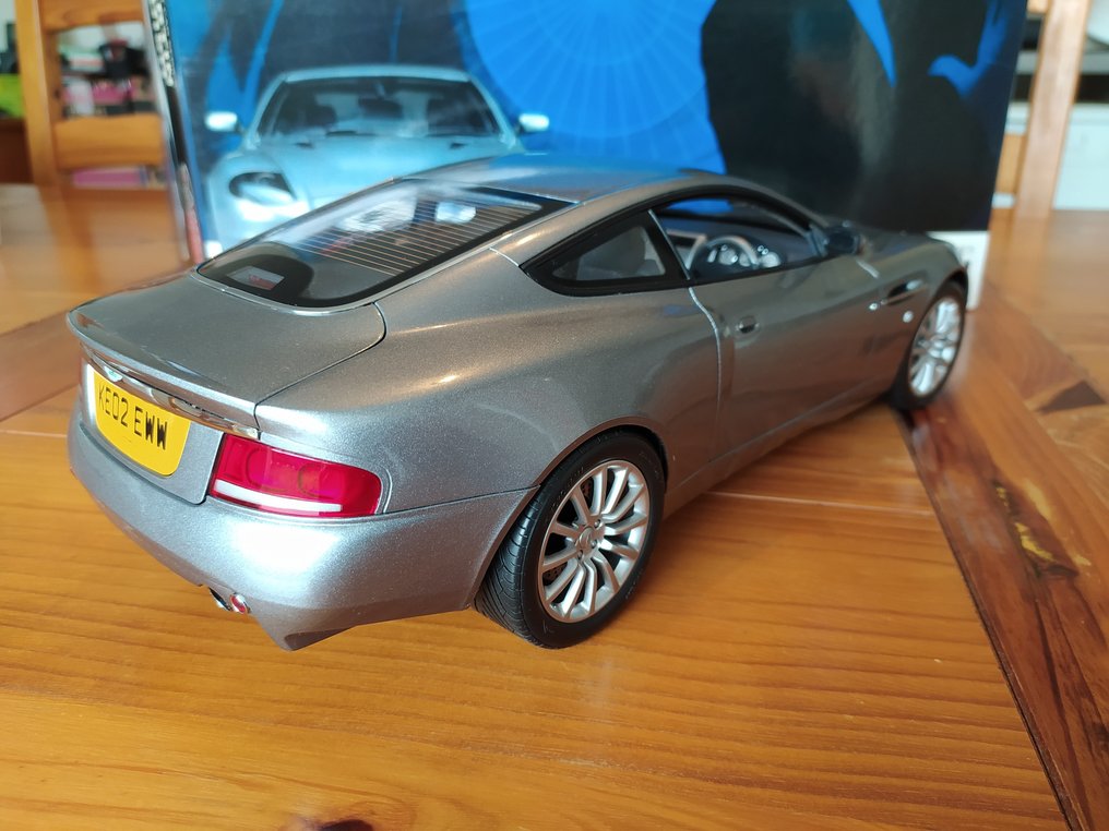 Kyosho 1:12 - Coche a escala - Aston Martin V12 Vanquish James Bond 007 40eme anniversaire #2.2