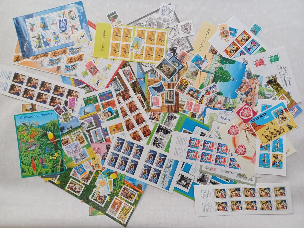 Francia 2002/2005 - Lotto di francobolli, foglietti e libretti nuovi**, in Euro, in blocco, per viso o collezione. #1.1
