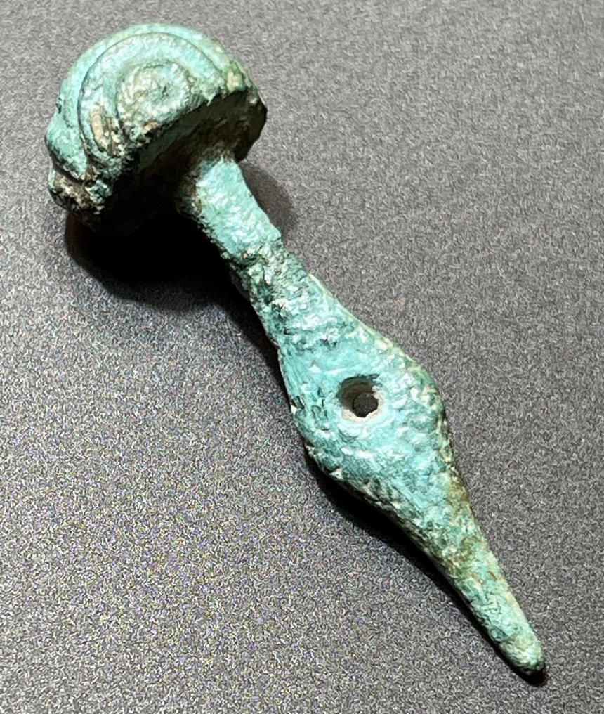 Edad del Bronce Bronce Tipo muy interesante de amuleto con forma de pico y parte trasera ornamentada en forma de semiglobo. #2.1