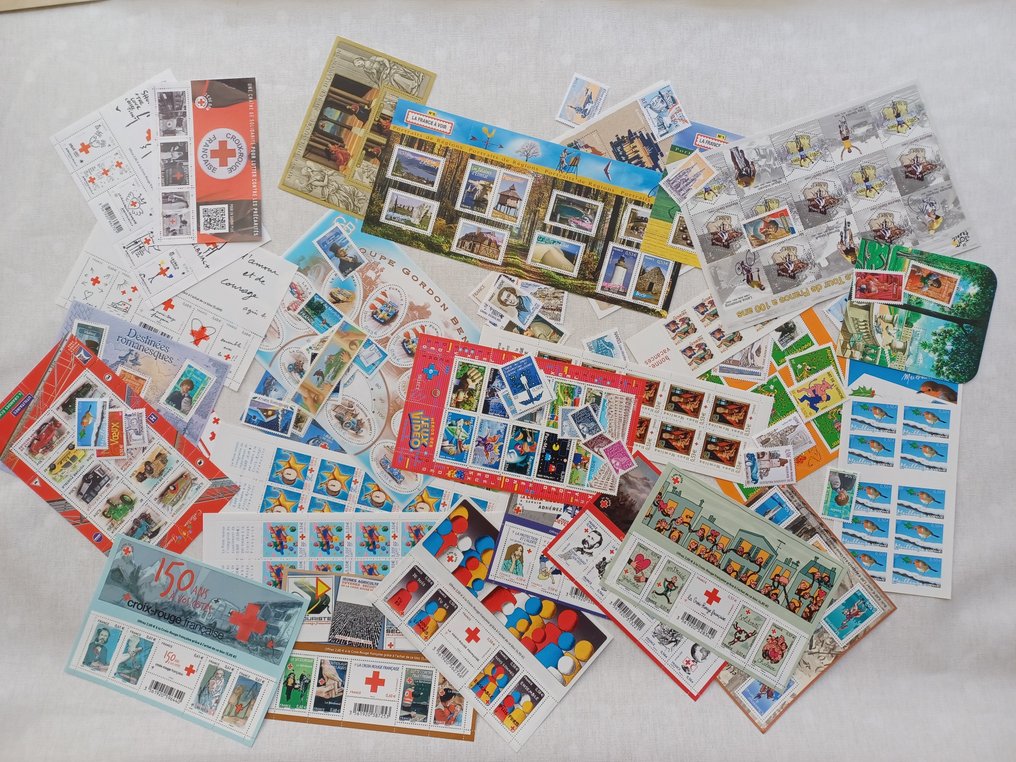 Francia 2002/2005 - Lotto di francobolli, foglietti e libretti nuovi**, in Euro, in blocco, per viso o collezione. #2.1