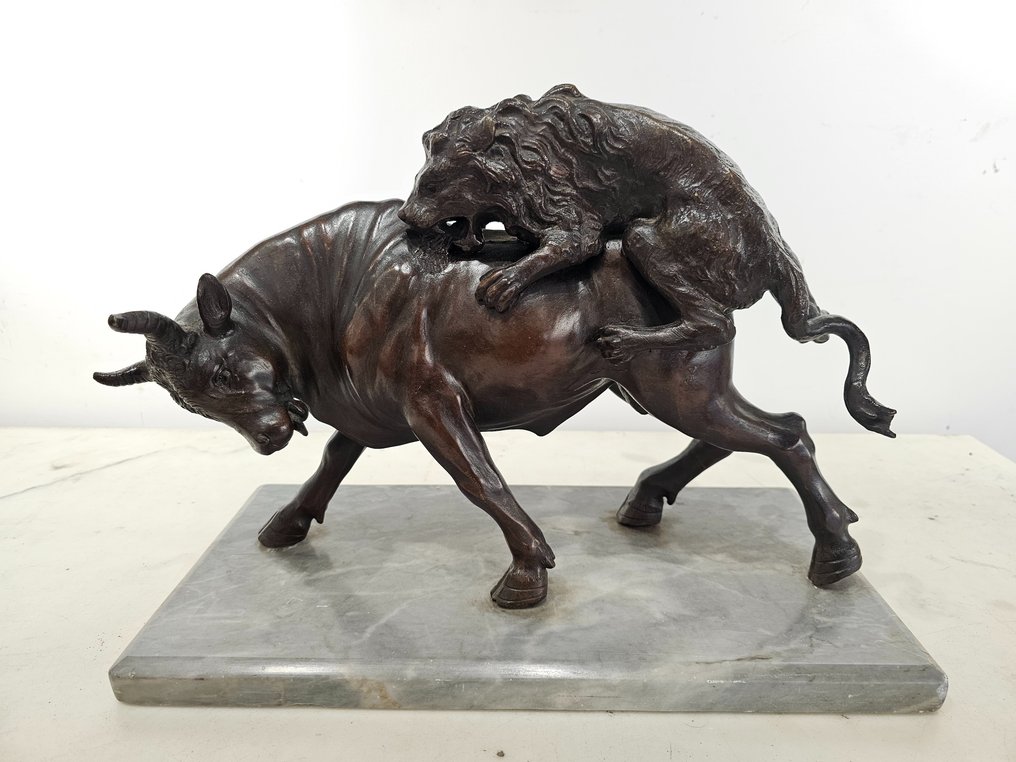 Scuola napoletana (XIX-XX) - sculptuur, Assalto del leone al toro - 27.5 cm - Gepatineerd brons #1.1