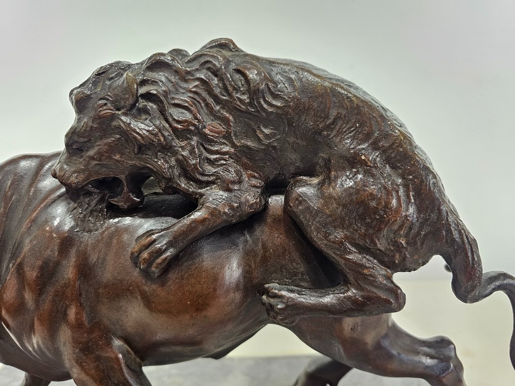 Scuola napoletana (XIX-XX) - sculptuur, Assalto del leone al toro - 27.5 cm - Gepatineerd brons #2.1