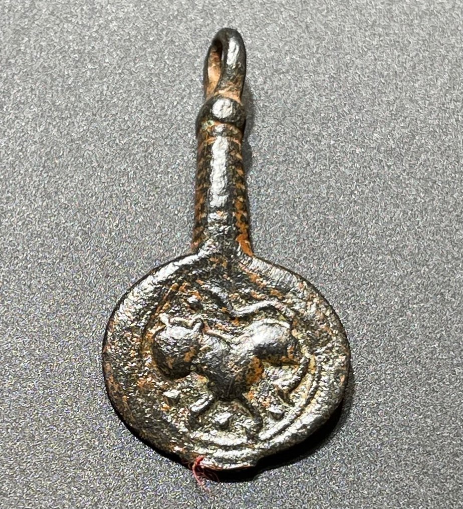 中世纪，十字军时代 黄铜色 非常罕见的护身符，上面有一只优雅地向左行走的皇家狮子的形象。带有奥地利出口 #2.1
