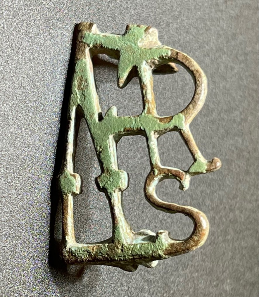 古羅馬 青銅色 極為罕見的鏤空軍團胸針，獻給火星（戰神），形狀為他的花押字 MARS。 #1.2