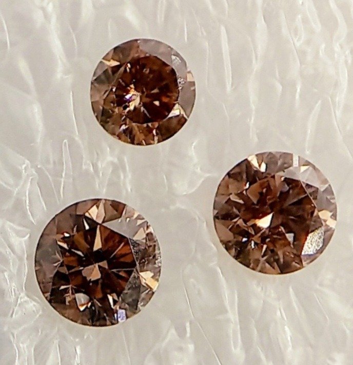 3 pcs Diamond  (Natural coloured)  - 0.61 ct - Round - Fancy Orangy, Pinkish Brown - I1, SI1 - Antwerp Laboratory for Gemstone Testing (ALGT) #3.1