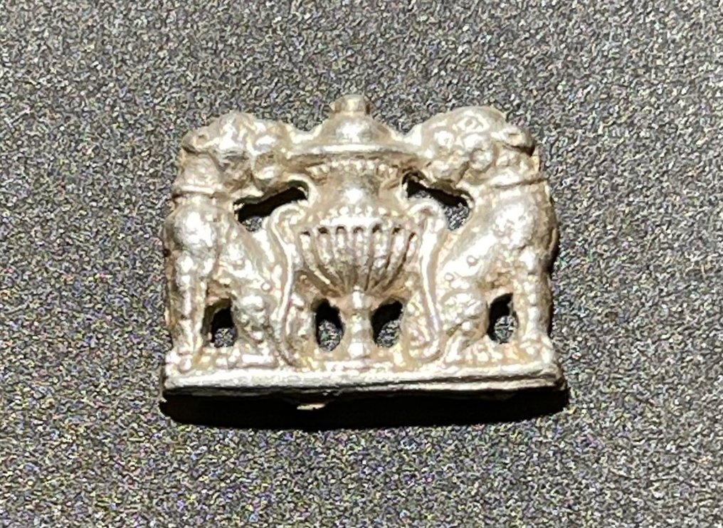 古羅馬 銀 精美風格的動物形鏤空匾額，上面有兩隻對峙的老虎和其間的甕的圖像。 #1.1