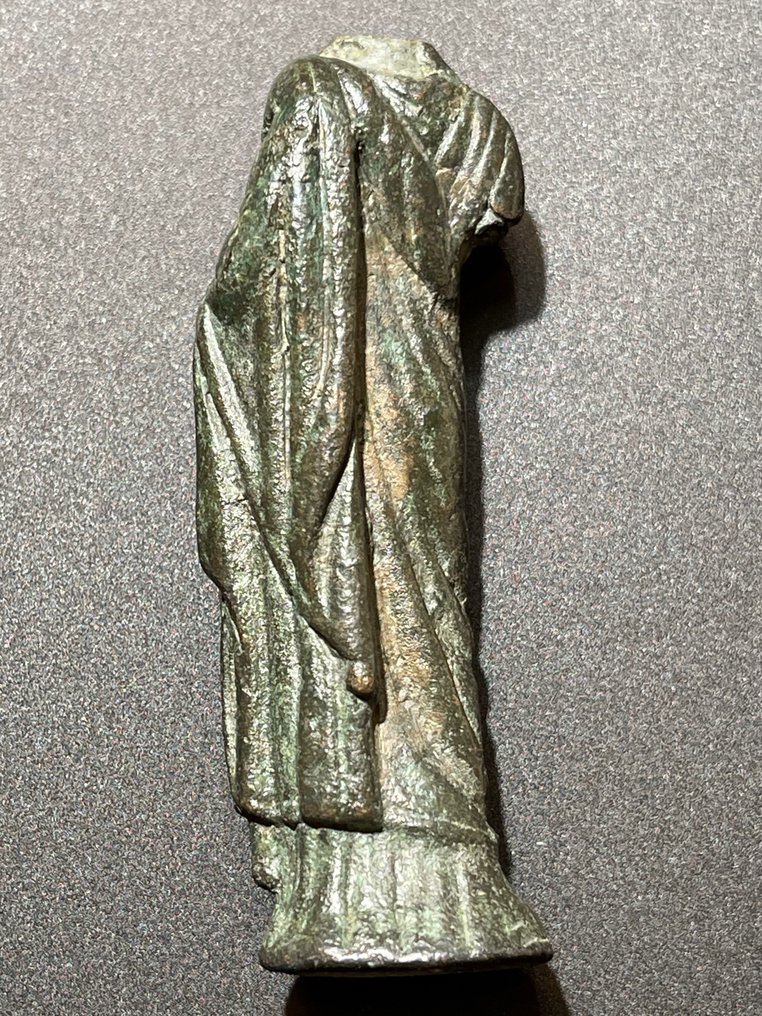 Romain antique Bronze Figurine d'une déesse avec une forme incroyablement fine du Chiton et de l'Himation. Avec une #2.1