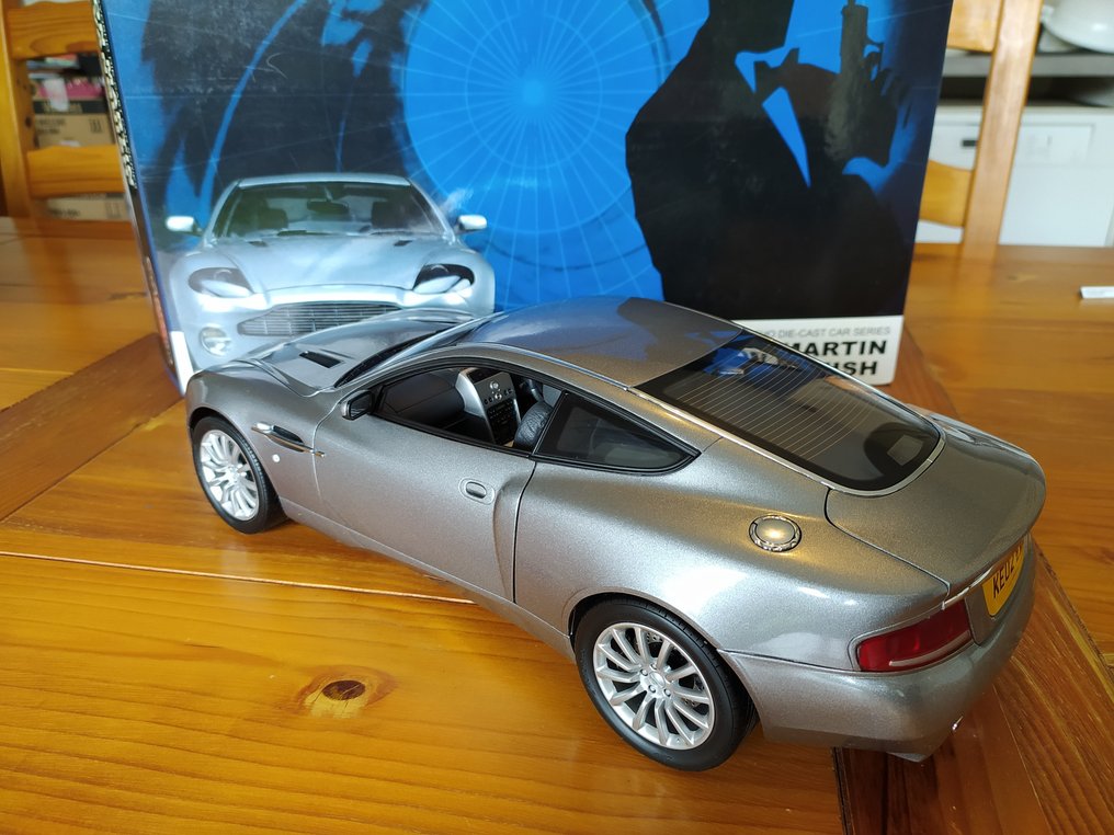 Kyosho 1:12 - Coche a escala - Aston Martin V12 Vanquish James Bond 007 40eme anniversaire #3.1