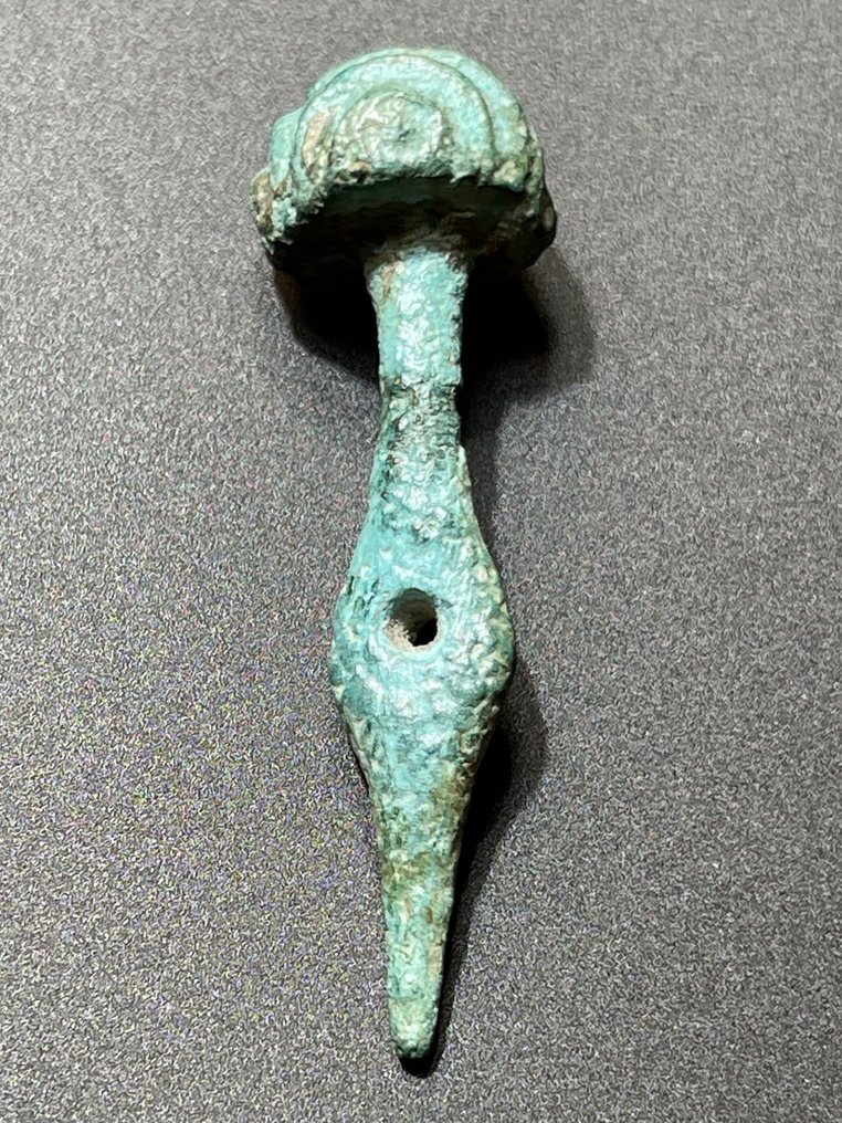 Edad del Bronce Bronce Tipo muy interesante de amuleto con forma de pico y parte trasera ornamentada en forma de semiglobo. #2.2