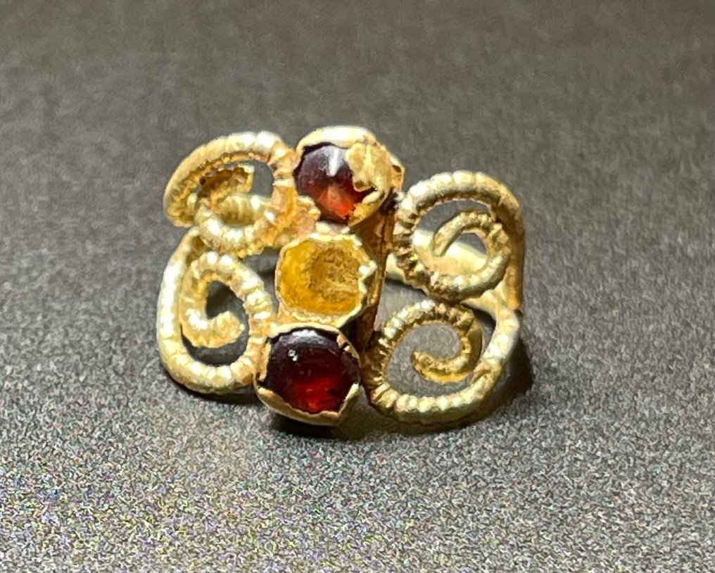 Römisches Reich Gold Sehr eleganter durchbrochener Ring, stilvoll geformt mit einem wunderschönen Karneol-Edelstein. Mit #2.2