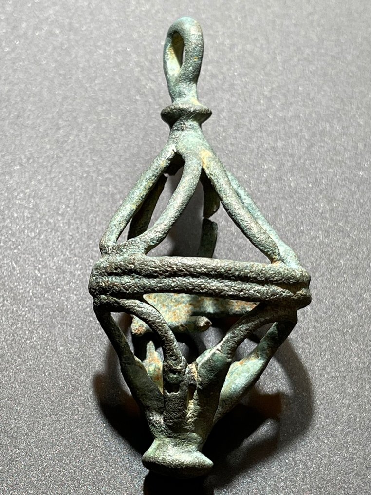 Keltisk Brons Stor (Längd: 7 cm.) Warrior's Oval Openwork Amulet. Med en österrikisk exportlicens. #1.2