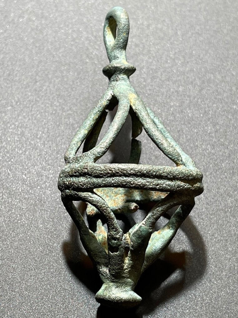 Keltisch Bronze Riesiges (Länge: 7 cm) ovales, durchbrochenes Krieger-Amulett. Mit österreichischer Exportlizenz. #2.1