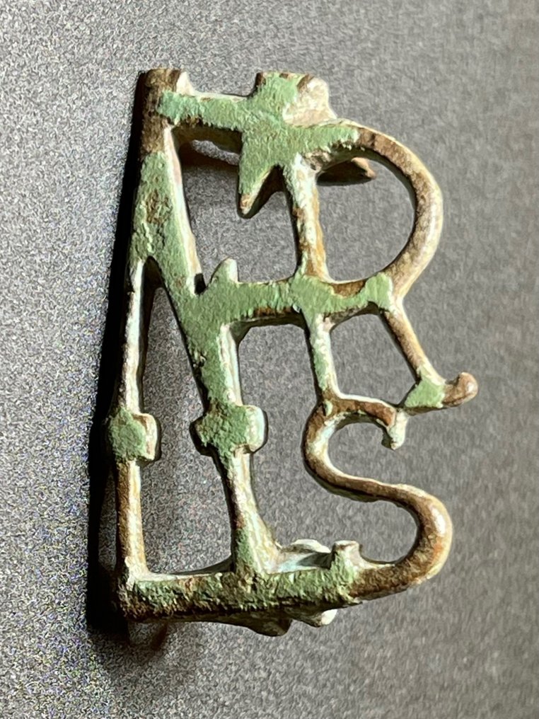 古羅馬 青銅色 極為罕見的鏤空軍團胸針，獻給火星（戰神），形狀為他的花押字 MARS。 #1.1