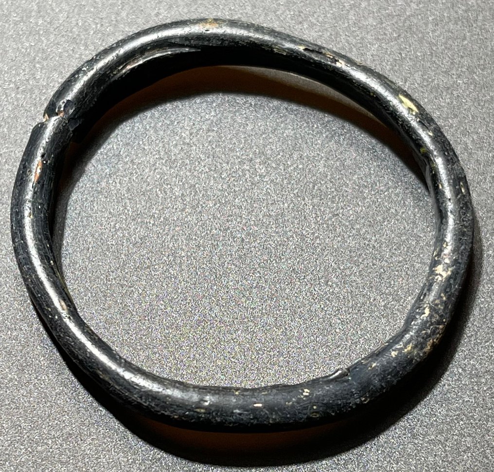 Antigua Roma Vidrio Interesante y encantadora pulsera: anillo para el cabello con un hermoso color azul oscuro. Con una #3.1
