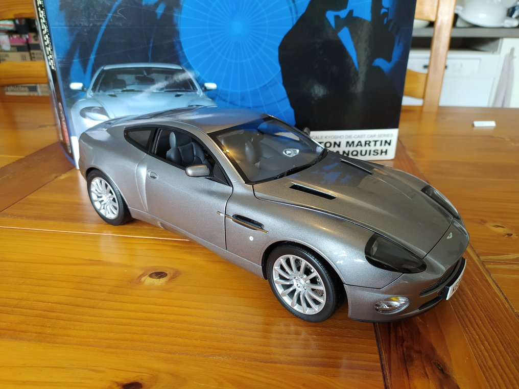 Kyosho 1:12 - Modell autó - Aston Martin V12 Vanquish James Bond 007 40eme anniversaire #2.1