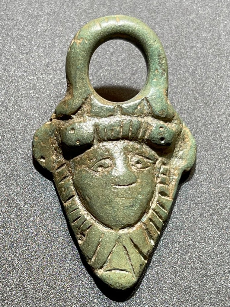 Romerska antiken Brons Antropomorft handtag/tillbehör (Bärbar som ett hänge) med ett porträtt av Medusa. Med en #1.1