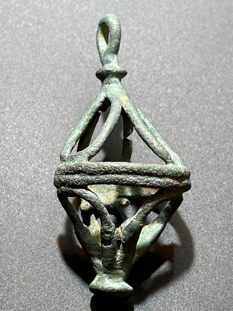 Keltisch Bronze Riesiges (Länge: 7 cm) ovales, durchbrochenes Krieger-Amulett. Mit österreichischer Exportlizenz. #1.1