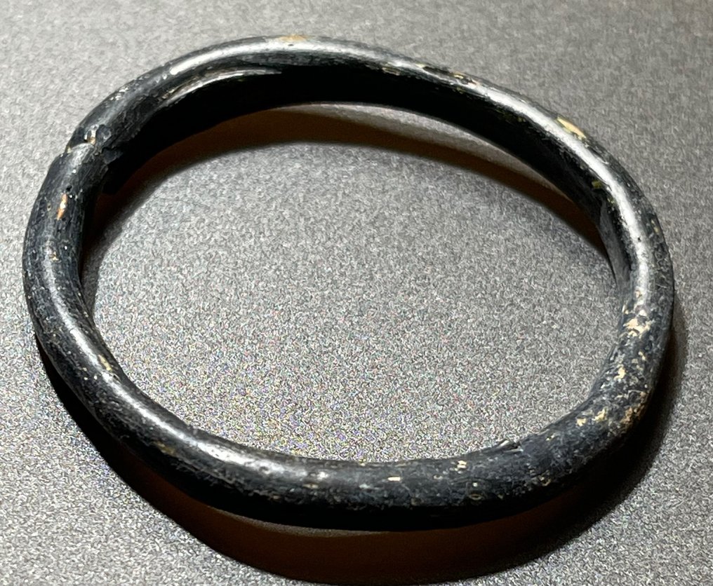 Antigua Roma Vidrio Interesante y encantadora pulsera: anillo para el cabello con un hermoso color azul oscuro. Con una #2.1