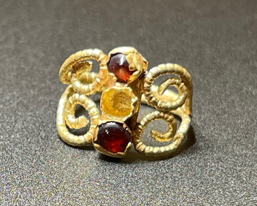 Römisches Reich Gold Sehr eleganter durchbrochener Ring, stilvoll geformt mit einem wunderschönen Karneol-Edelstein. Mit #1.1