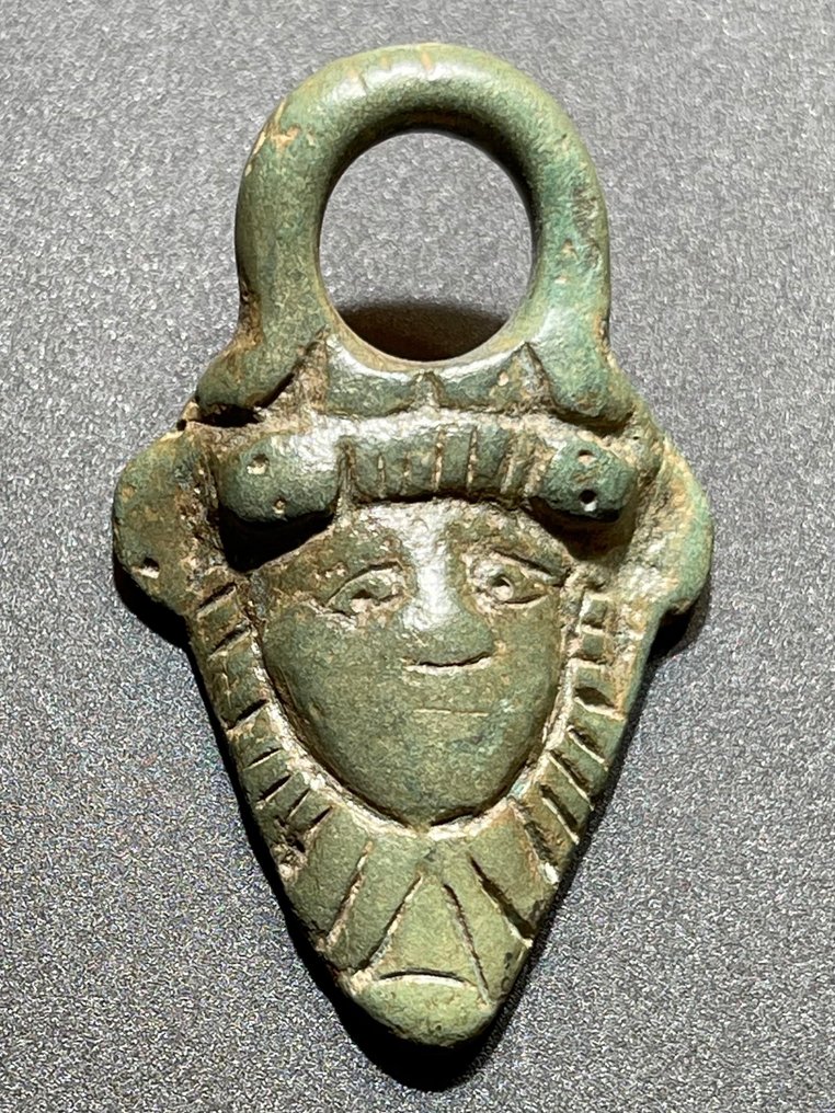 Romersk antikk Bronse Antropomorfisk håndtak/vedlegg (bærbar som anheng) med et portrett av Medusa. Med en #2.1