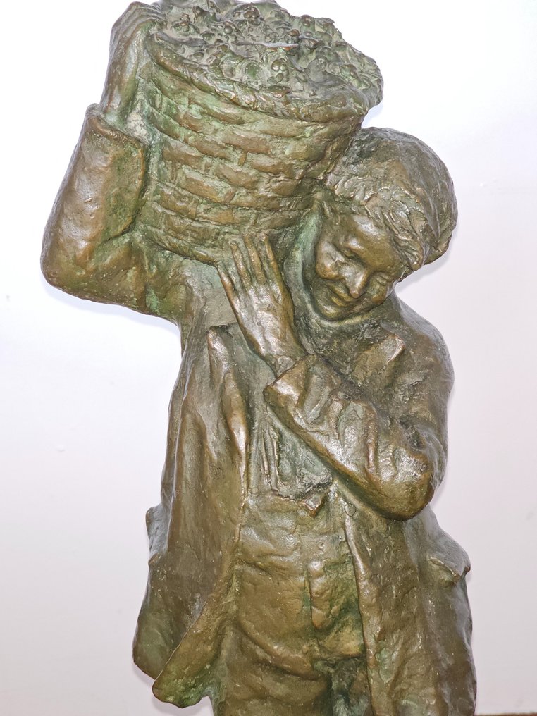 Fonderia artistica Battaglia - Libero Frizzi (1893-1954) - 雕塑, Fanciullo con cesto di fiori - 51.5 cm - 黄铜色 #1.1