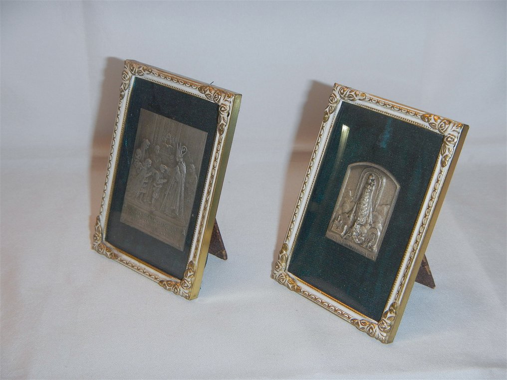 Icône dans un cadre, deux miniatures artistiques religieuses fabriquées au Danemark ML Rammen, deux (2) - Art déco - étain argent laiton tissu bois verre - 1930-1940 #2.2