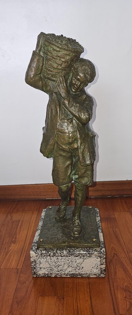 Fonderia artistica Battaglia - Libero Frizzi (1893-1954) - Sculpture, Fanciullo con cesto di fiori - 51.5 cm - Bronze #2.1