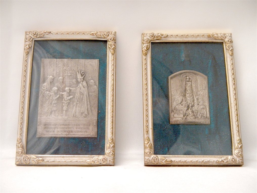 Icône dans un cadre, deux miniatures artistiques religieuses fabriquées au Danemark ML Rammen, deux (2) - Art déco - étain argent laiton tissu bois verre - 1930-1940 #1.1