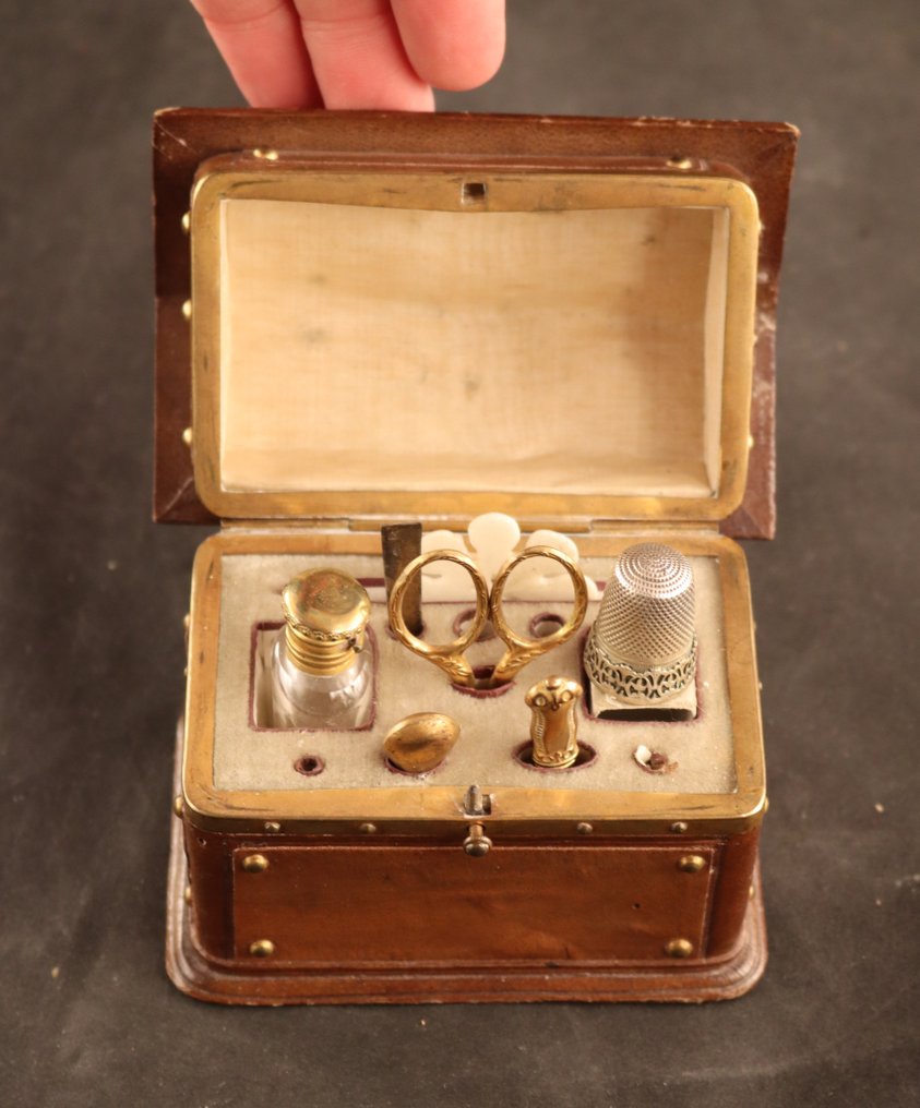 Kistje met naaigarnituur - 盒 - 木, 皮革, 金屬, 骨 #1.1