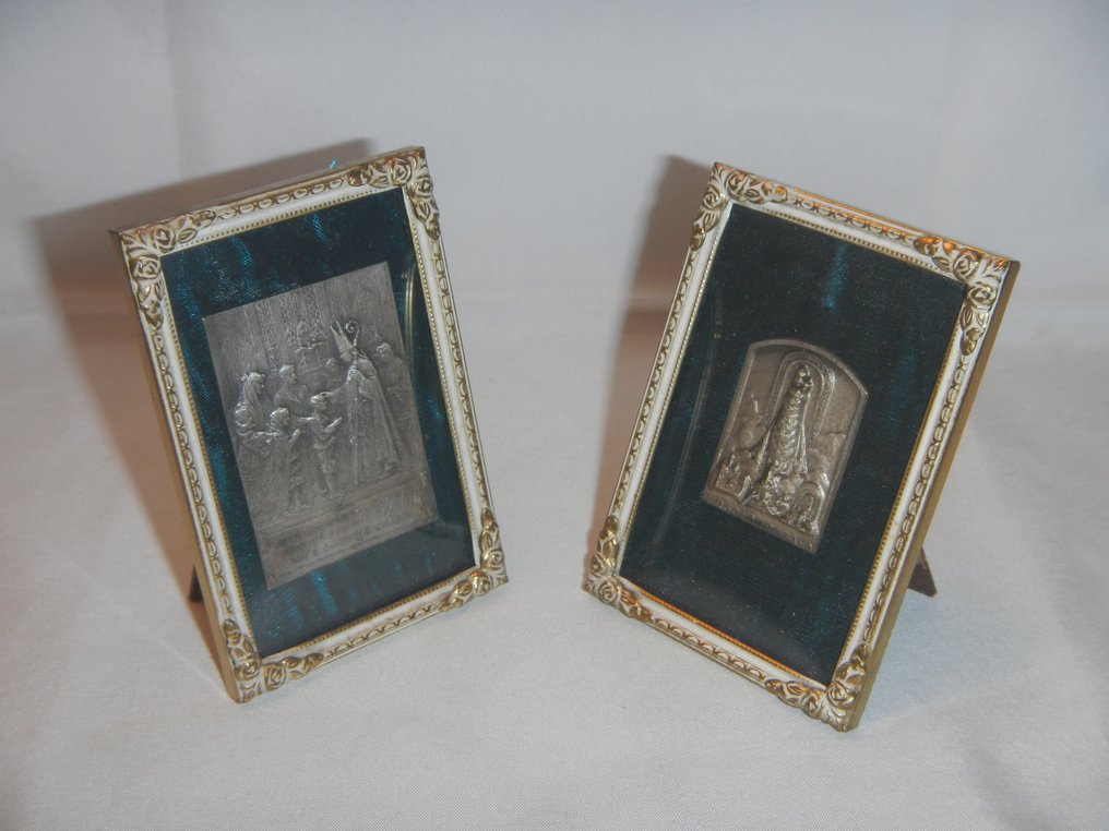 Icône dans un cadre, deux miniatures artistiques religieuses fabriquées au Danemark ML Rammen, deux (2) - Art déco - étain argent laiton tissu bois verre - 1930-1940 #2.1