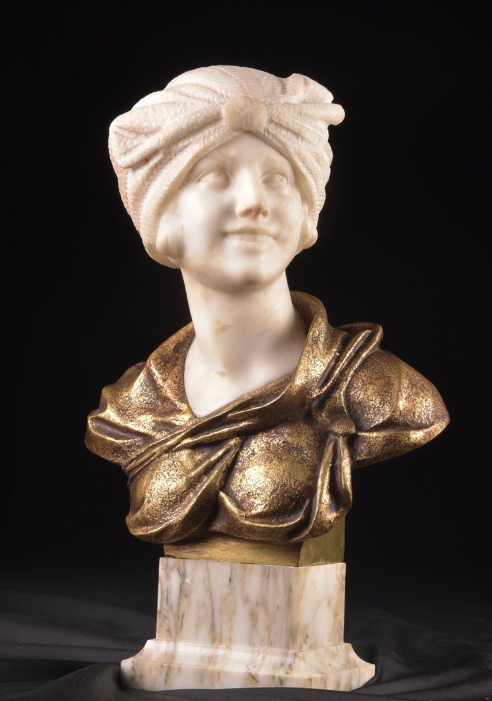 A. Trefoloni (19de/20ste eeuw) - Rintakuva, Grote buste van een jonge mooi dame met een glimlach - 50 cm - Pronssi, alabasteri, marmori #1.1
