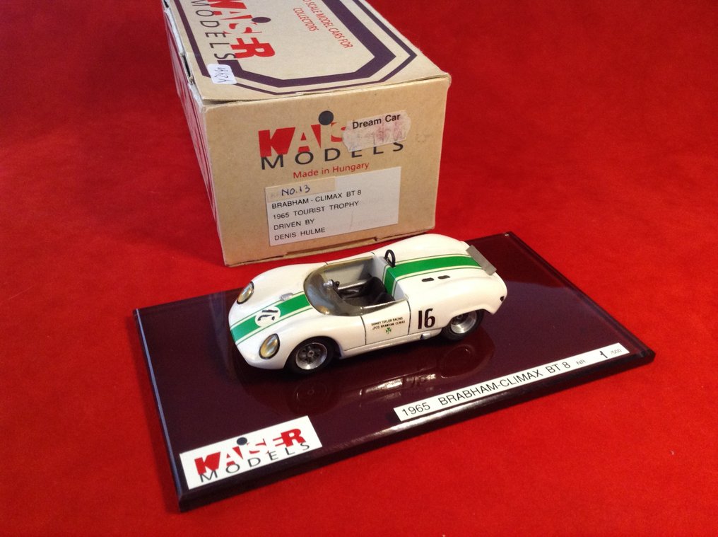 Kaiser Models - made in Hungary 1:43 - Voiture de course miniature - ref. #KRL10 - Brabham BT8 Climax winner Tourist Trophy 1965 #16 Denny Hulme - édition limitée - numérotée n°1 sur 500 exemplaires (seulement 150 exemplaires ont été réellement #1.1