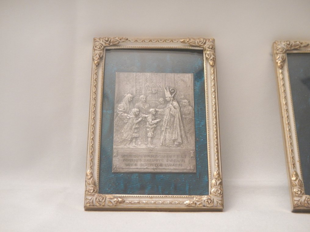 Icône dans un cadre, deux miniatures artistiques religieuses fabriquées au Danemark ML Rammen, deux (2) - Art déco - étain argent laiton tissu bois verre - 1930-1940 #3.1