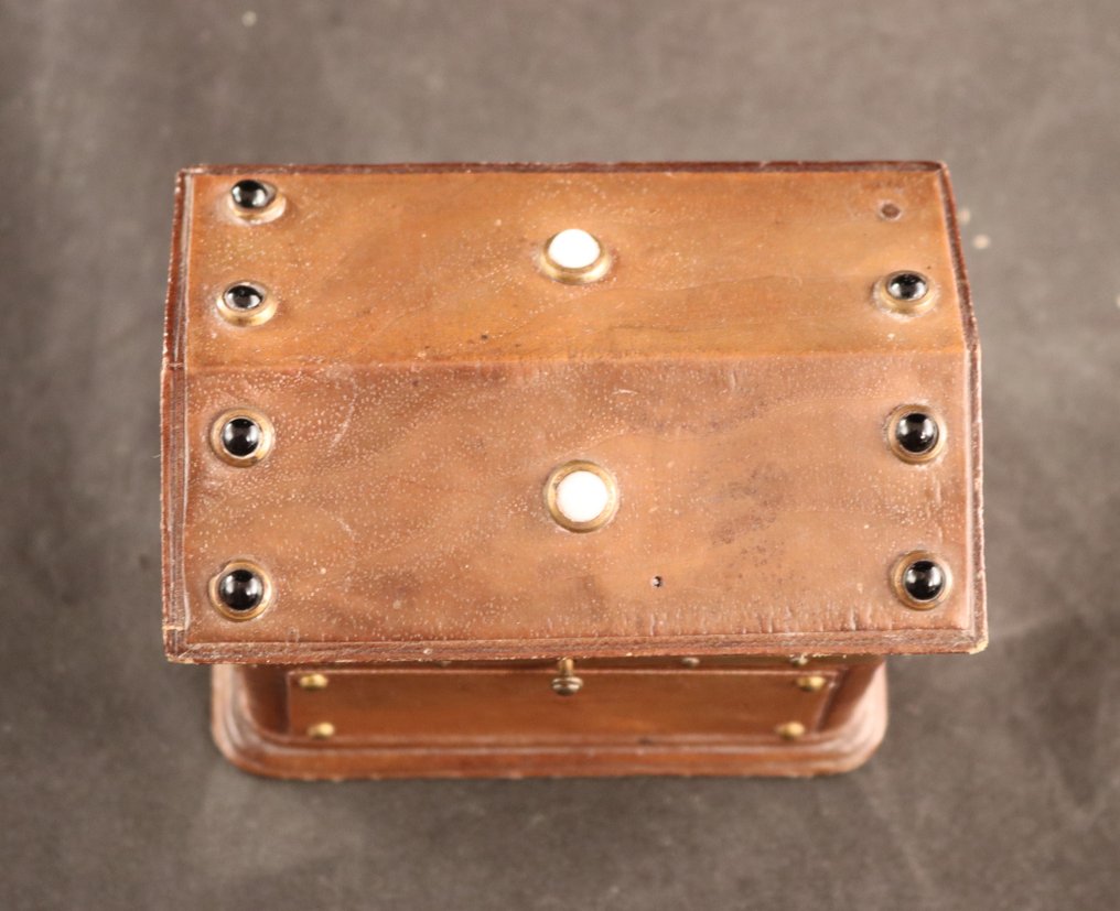 Kistje met naaigarnituur - 盒 - 木, 皮革, 金屬, 骨 #1.3